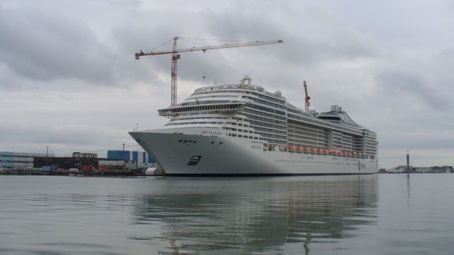 MSC Fantasia - Bassin de Penhoet - 24 octobre 2008 (1).JPG